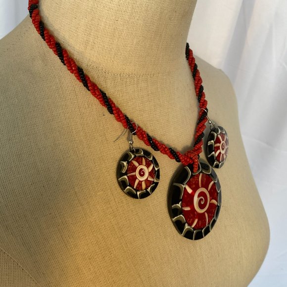 💰 5 FOR $40 / VINTAGE RED & BLACK BEADED "SEASHELL" NECKLACE AND EARRINGS (VGUC) - Picture 3 of 5